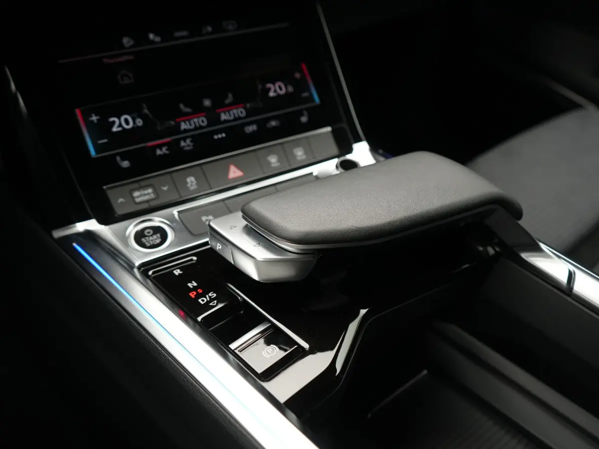 55 Quattro S Line 115 kWh 408pk Dealer O.H. | Adaptive Cruise | Matrix LED | 360 Camera | Bang & Olufsen | Alcantara Sportstoelen Memory & Verwarmd | Sfeerverlichting | Keyless | BLIS | Navi