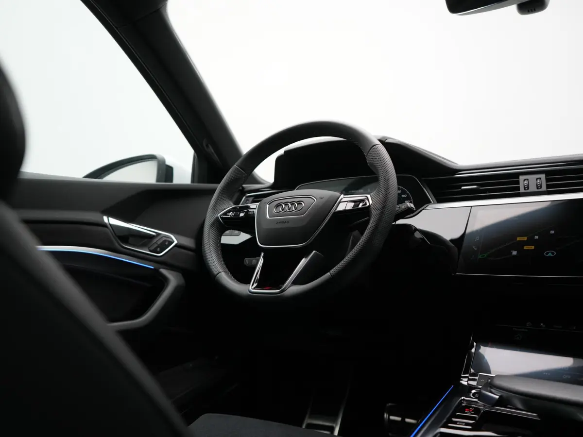55 Quattro S Line 115 kWh 408pk Dealer O.H. | Adaptive Cruise | Matrix LED | 360 Camera | Bang & Olufsen | Alcantara Sportstoelen Memory & Verwarmd | Sfeerverlichting | Keyless | BLIS | Navi