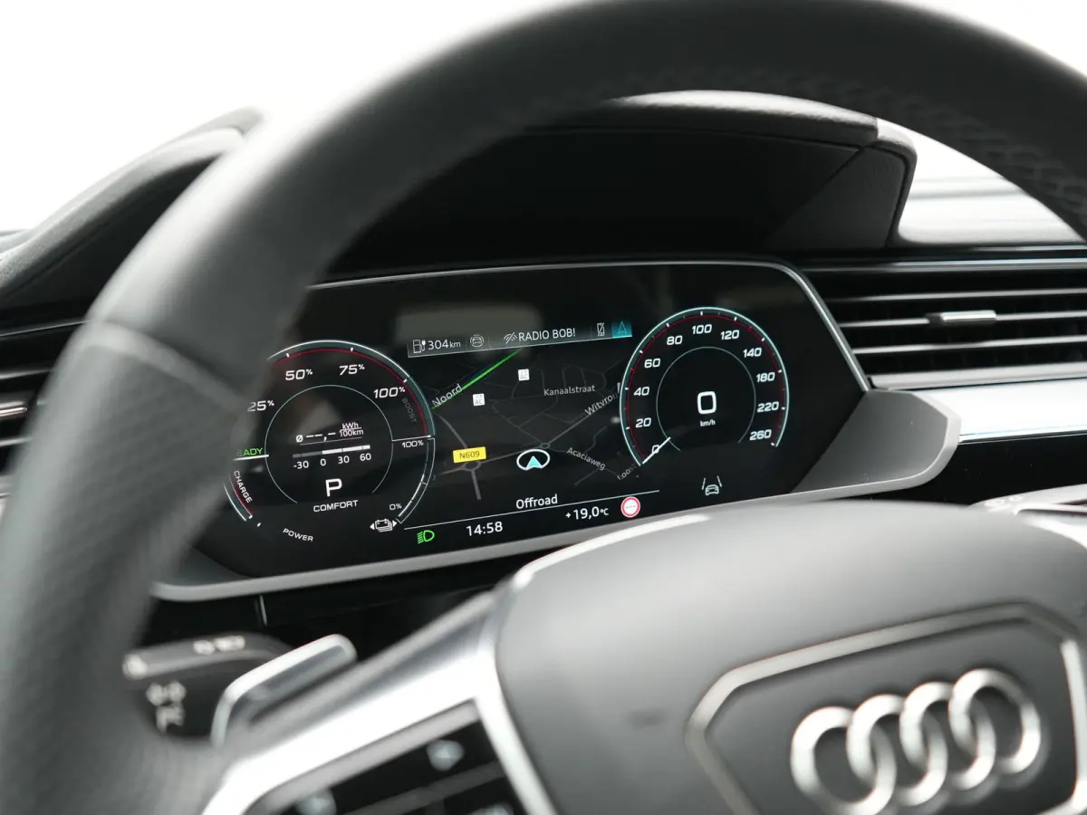 55 Quattro S Line 115 kWh 408pk Dealer O.H. | Adaptive Cruise | Matrix LED | 360 Camera | Bang & Olufsen | Alcantara Sportstoelen Memory & Verwarmd | Sfeerverlichting | Keyless | BLIS | Navi