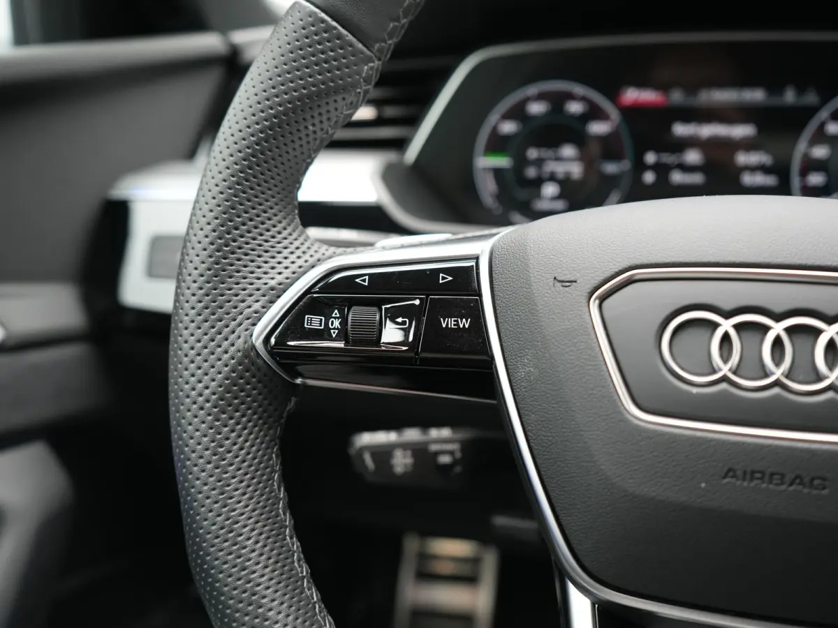 55 Quattro S Line 115 kWh 408pk Dealer O.H. | Adaptive Cruise | Matrix LED | 360 Camera | Bang & Olufsen | Alcantara Sportstoelen Memory & Verwarmd | Sfeerverlichting | Keyless | BLIS | Navi