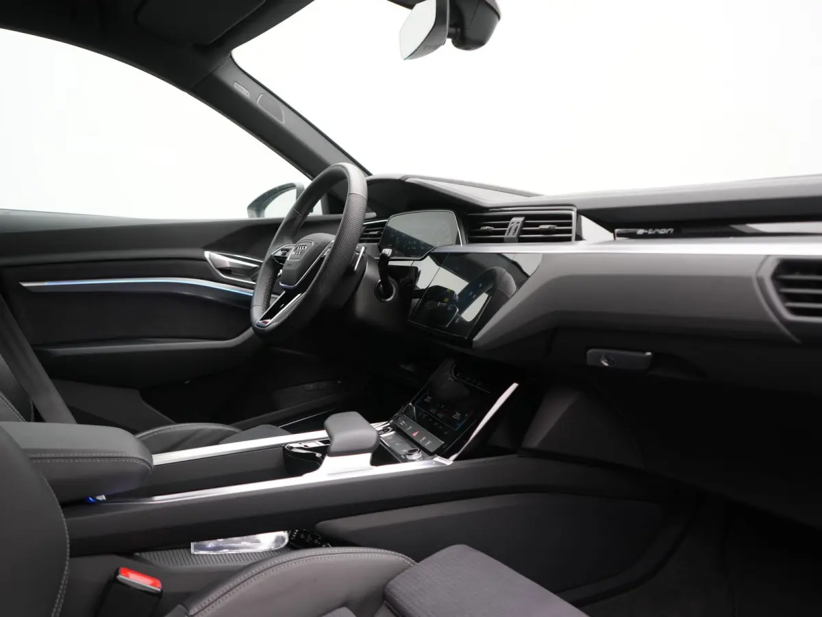 55 Quattro S Line 115 kWh 408pk Dealer O.H. | Adaptive Cruise | Matrix LED | 360 Camera | Bang & Olufsen | Alcantara Sportstoelen Memory & Verwarmd | Sfeerverlichting | Keyless | BLIS | Navi