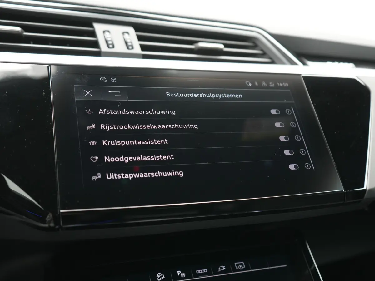 55 Quattro S Line 115 kWh 408pk Dealer O.H. | Adaptive Cruise | Matrix LED | 360 Camera | Bang & Olufsen | Alcantara Sportstoelen Memory & Verwarmd | Sfeerverlichting | Keyless | BLIS | Navi