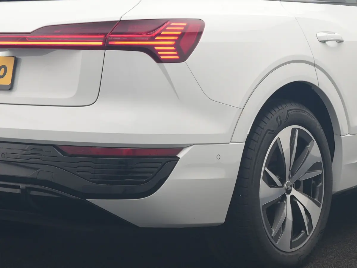 55 Quattro S Line 115 kWh 408pk Dealer O.H. | Adaptive Cruise | Matrix LED | 360 Camera | Bang & Olufsen | Alcantara Sportstoelen Memory & Verwarmd | Sfeerverlichting | Keyless | BLIS | Navi