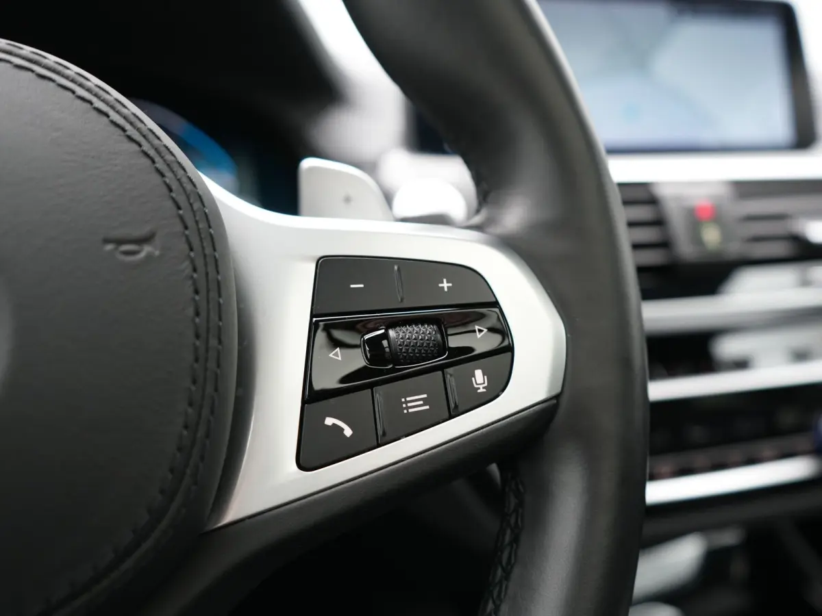 xDrive30e M Sport PHEV 293pk Dealer O.H. | Trekhaak Af Fabriek | Panodak | Adaptive Cruise | 360 Camera | Harman / Kardon | Lederen Sportstoelen Memory & Verwarmd | BLIS | Keyless | Sfeerver