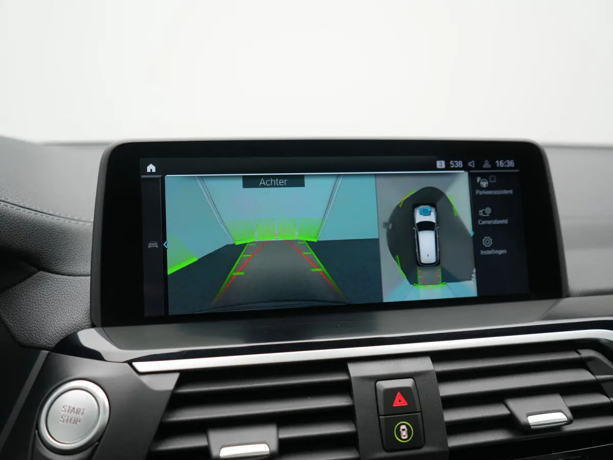 xDrive30e M Sport PHEV 293pk Dealer O.H. | Trekhaak Af Fabriek | Panodak | Adaptive Cruise | 360 Camera | Harman / Kardon | Lederen Sportstoelen Memory & Verwarmd | BLIS | Keyless | Sfeerver