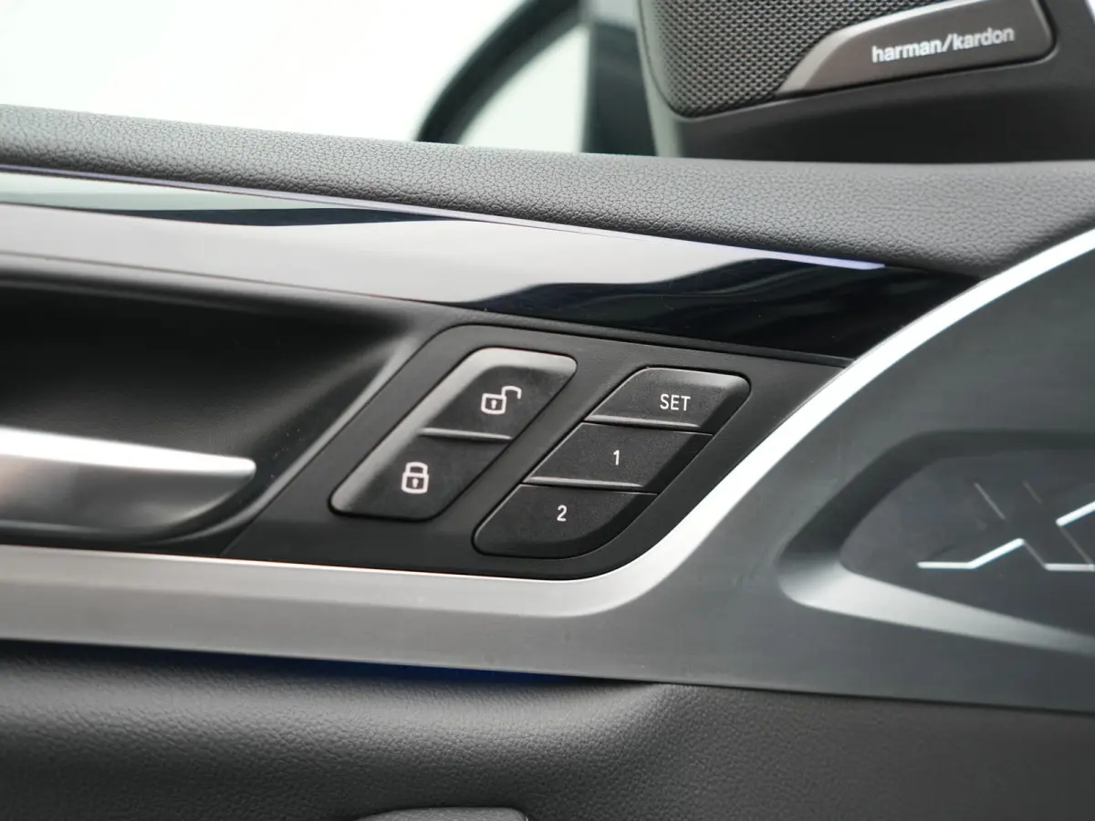 xDrive30e M Sport PHEV 293pk Dealer O.H. | Trekhaak Af Fabriek | Panodak | Adaptive Cruise | 360 Camera | Harman / Kardon | Lederen Sportstoelen Memory & Verwarmd | BLIS | Keyless | Sfeerver