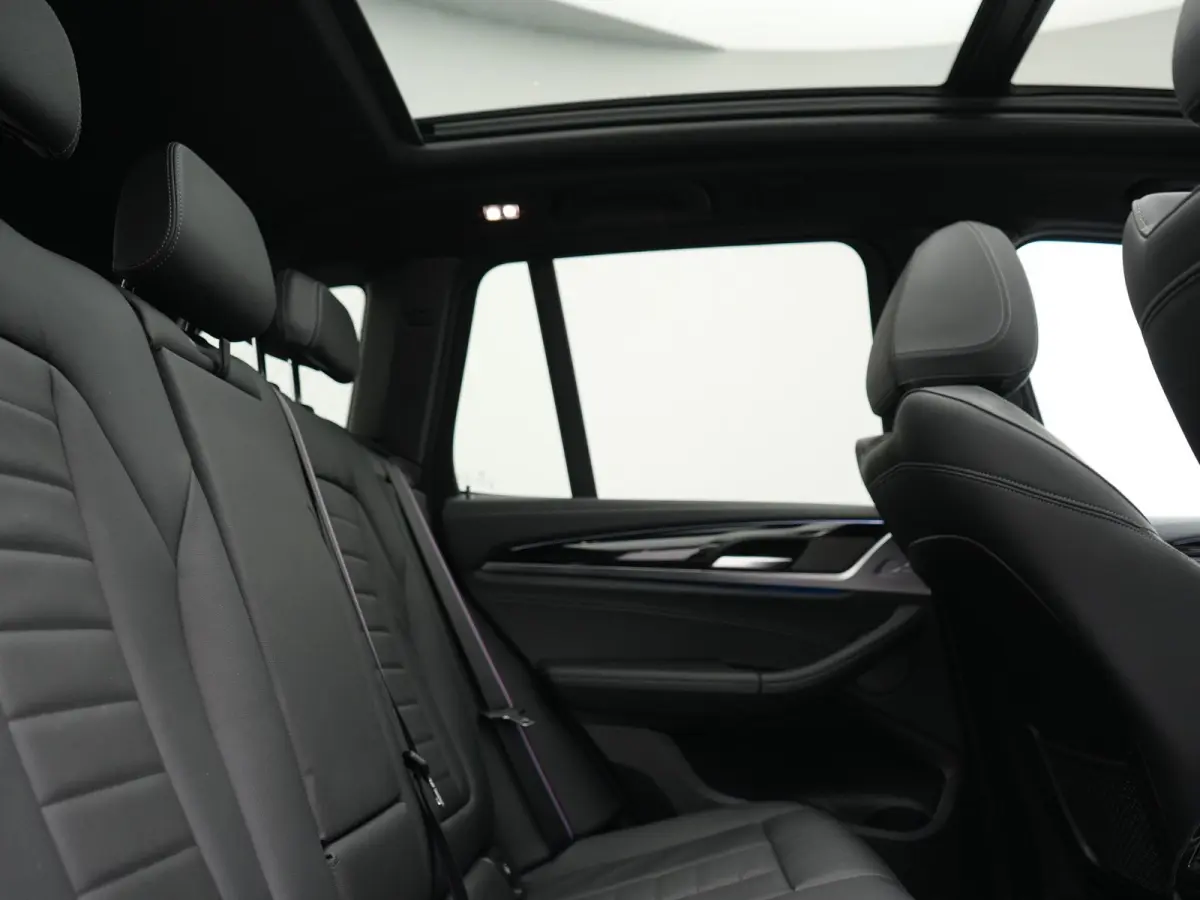 xDrive30e M Sport PHEV 293pk Dealer O.H. | Trekhaak Af Fabriek | Panodak | Adaptive Cruise | 360 Camera | Harman / Kardon | Lederen Sportstoelen Memory & Verwarmd | BLIS | Keyless | Sfeerver
