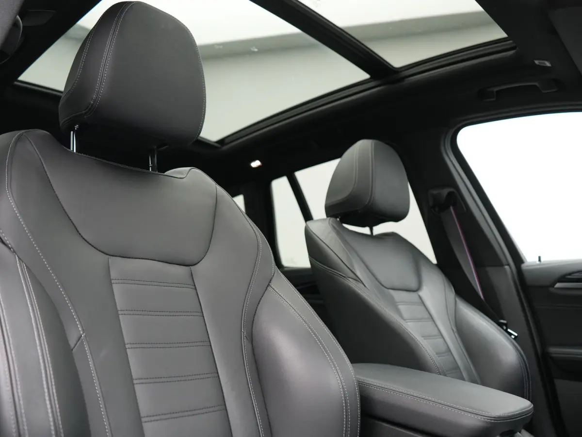 xDrive30e M Sport PHEV 293pk Dealer O.H. | Trekhaak Af Fabriek | Panodak | Adaptive Cruise | 360 Camera | Harman / Kardon | Lederen Sportstoelen Memory & Verwarmd | BLIS | Keyless | Sfeerver