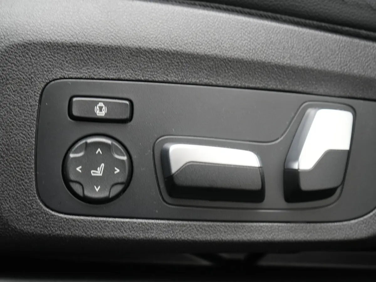 xDrive30e M Sport PHEV 293pk Dealer O.H. | Trekhaak Af Fabriek | Panodak | Adaptive Cruise | 360 Camera | Harman / Kardon | Lederen Sportstoelen Memory & Verwarmd | BLIS | Keyless | Sfeerver