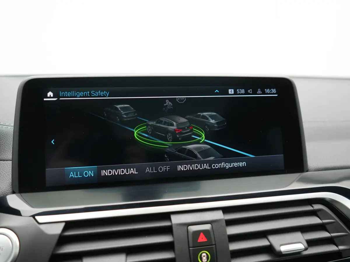 xDrive30e M Sport PHEV 293pk Dealer O.H. | Trekhaak Af Fabriek | Panodak | Adaptive Cruise | 360 Camera | Harman / Kardon | Lederen Sportstoelen Memory & Verwarmd | BLIS | Keyless | Sfeerver