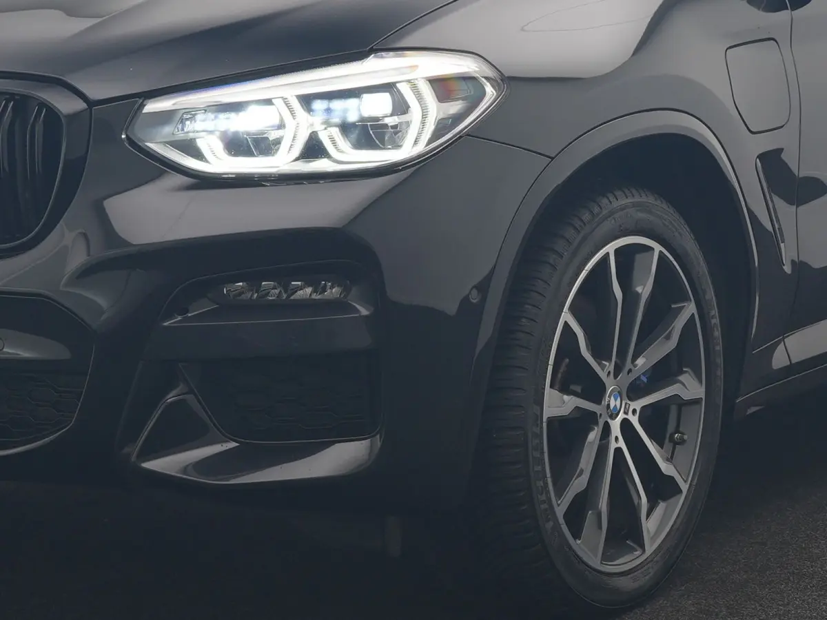 xDrive30e M Sport PHEV 293pk Dealer O.H. | Trekhaak Af Fabriek | Panodak | Adaptive Cruise | 360 Camera | Harman / Kardon | Lederen Sportstoelen Memory & Verwarmd | BLIS | Keyless | Sfeerver