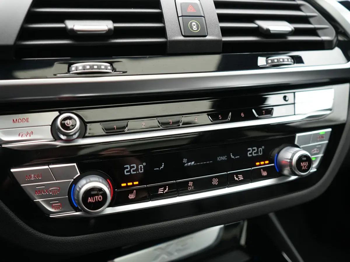 xDrive30e M Sport PHEV 293pk Dealer O.H. | Trekhaak Af Fabriek | Panodak | Adaptive Cruise | 360 Camera | Harman / Kardon | Lederen Sportstoelen Memory & Verwarmd | BLIS | Keyless | Sfeerver