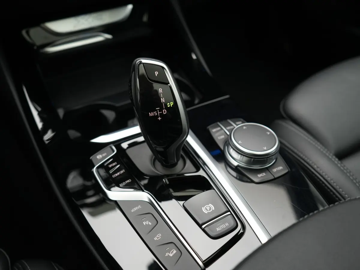 xDrive30e M Sport PHEV 293pk Dealer O.H. | Trekhaak Af Fabriek | Panodak | Adaptive Cruise | 360 Camera | Harman / Kardon | Lederen Sportstoelen Memory & Verwarmd | BLIS | Keyless | Sfeerver