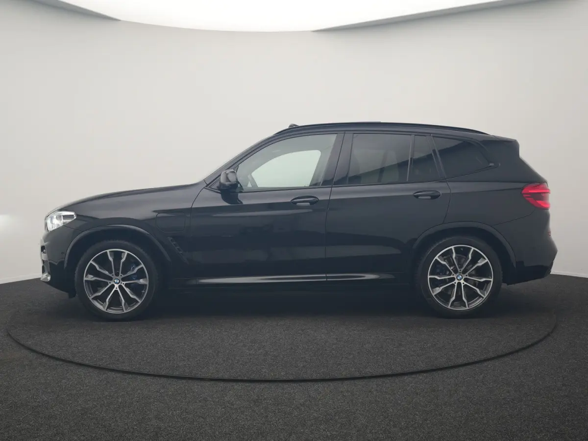 xDrive30e M Sport PHEV 293pk Dealer O.H. | Trekhaak Af Fabriek | Panodak | Adaptive Cruise | 360 Camera | Harman / Kardon | Lederen Sportstoelen Memory & Verwarmd | BLIS | Keyless | Sfeerver