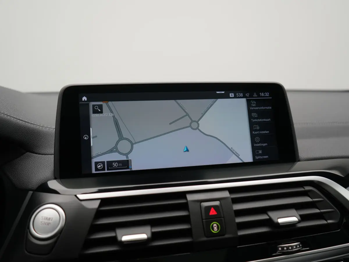 xDrive30e M Sport PHEV 293pk Dealer O.H. | Trekhaak Af Fabriek | Panodak | Adaptive Cruise | 360 Camera | Harman / Kardon | Lederen Sportstoelen Memory & Verwarmd | BLIS | Keyless | Sfeerver