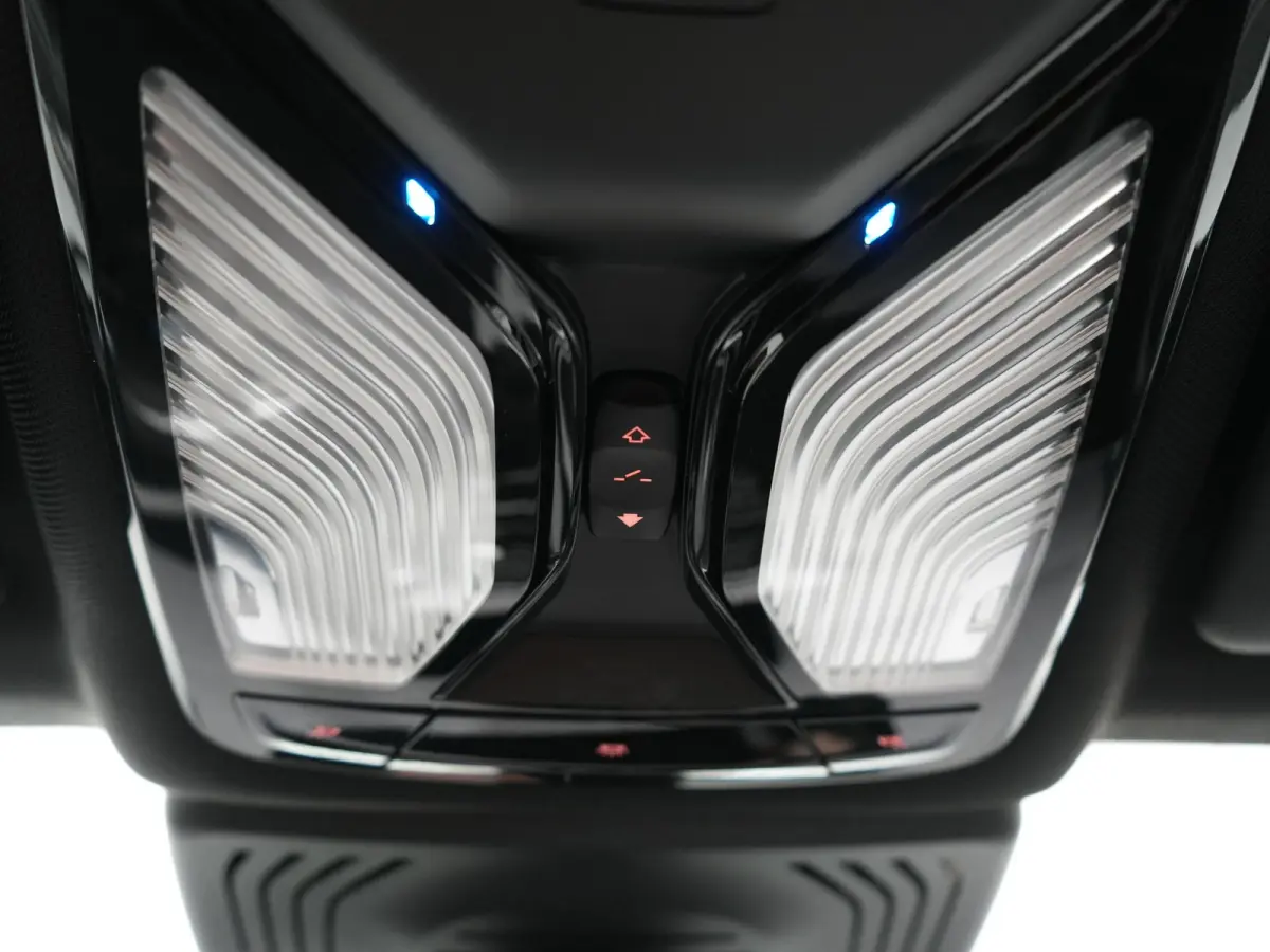 xDrive30e M Sport PHEV 293pk Dealer O.H. | Trekhaak Af Fabriek | Panodak | Adaptive Cruise | 360 Camera | Harman / Kardon | Lederen Sportstoelen Memory & Verwarmd | BLIS | Keyless | Sfeerver