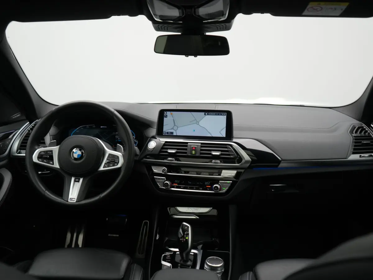 xDrive30e M Sport PHEV 293pk Dealer O.H. | Trekhaak Af Fabriek | Panodak | Adaptive Cruise | 360 Camera | Harman / Kardon | Lederen Sportstoelen Memory & Verwarmd | BLIS | Keyless | Sfeerver