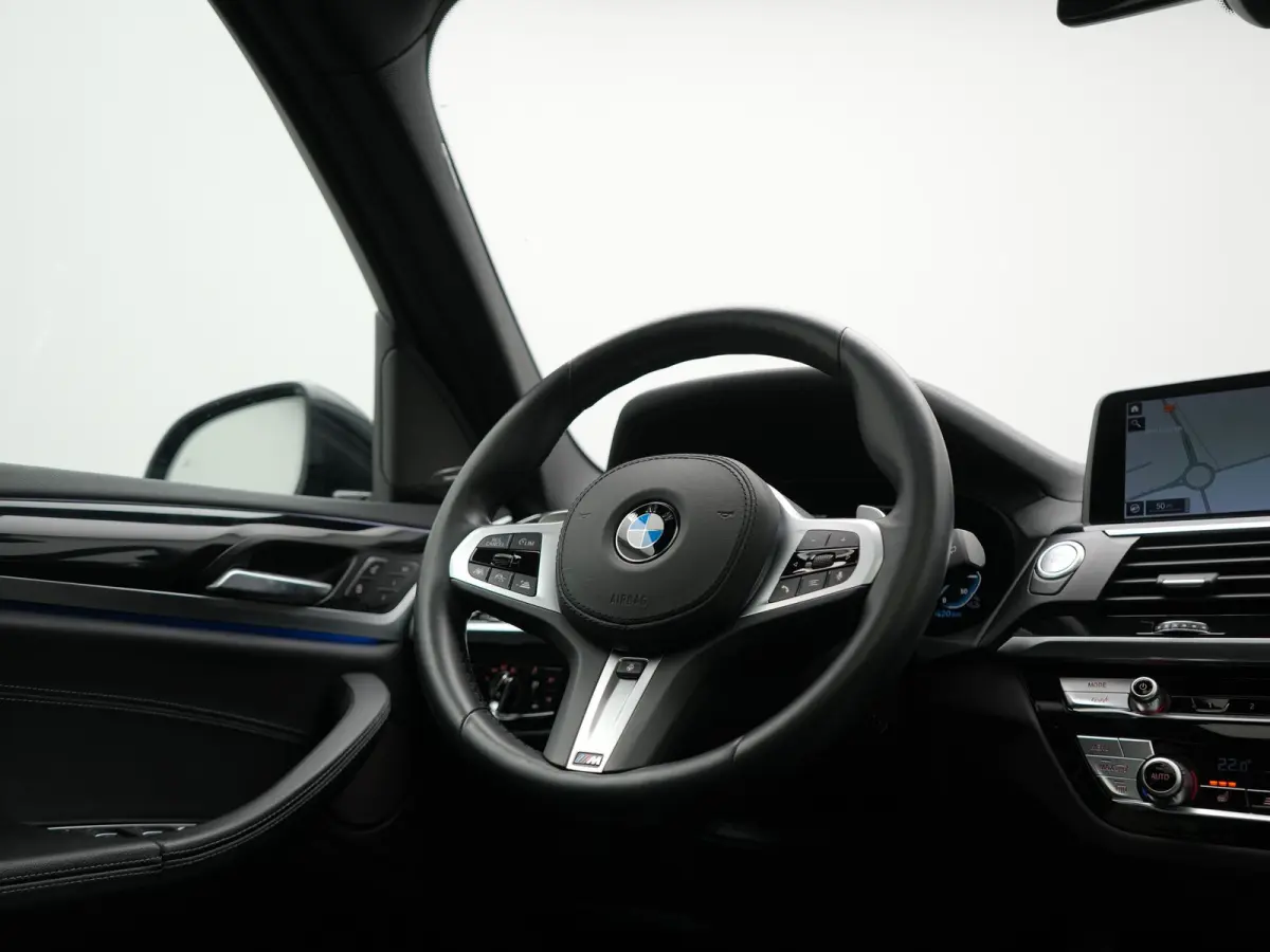 xDrive30e M Sport PHEV 293pk Dealer O.H. | Trekhaak Af Fabriek | Panodak | Adaptive Cruise | 360 Camera | Harman / Kardon | Lederen Sportstoelen Memory & Verwarmd | BLIS | Keyless | Sfeerver