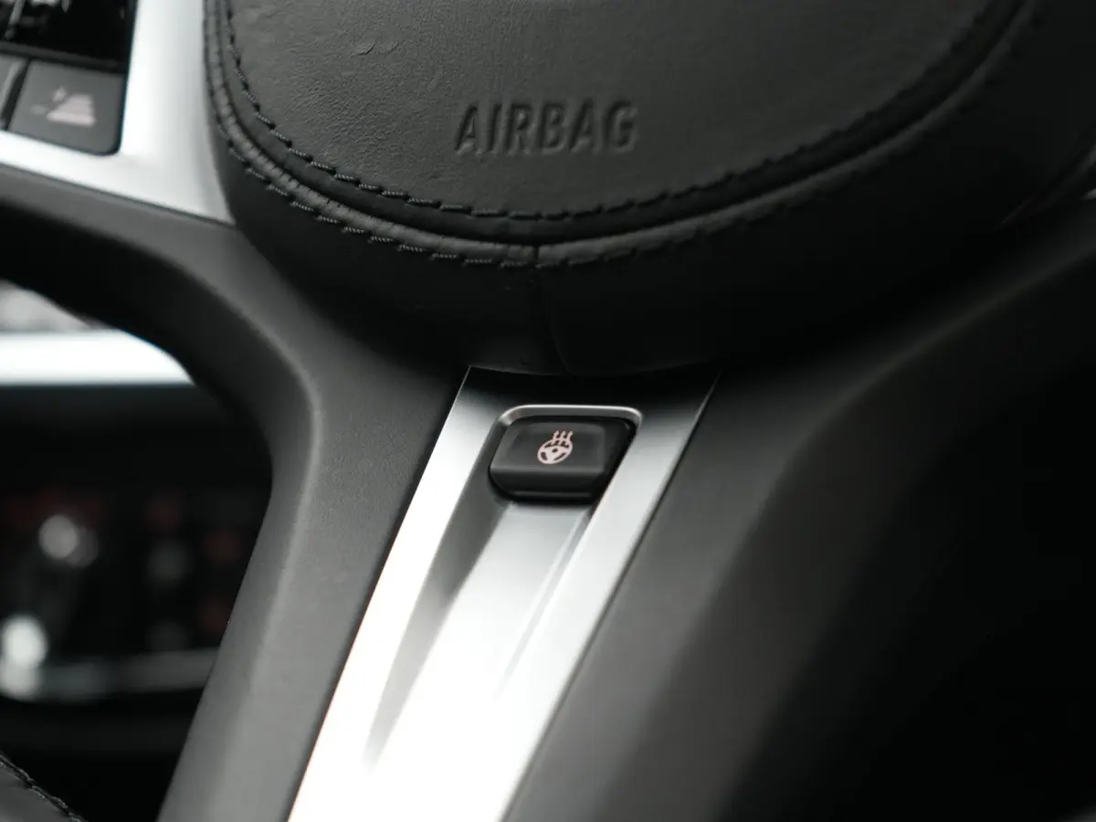 xDrive30e M Sport PHEV 293pk Dealer O.H. | Trekhaak Af Fabriek | Panodak | Adaptive Cruise | 360 Camera | Harman / Kardon | Lederen Sportstoelen Memory & Verwarmd | BLIS | Keyless | Sfeerver