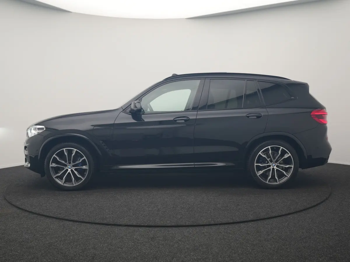 xDrive30e M Sport PHEV 293pk Dealer O.H. | SOH 86,7% | Trekhaak Af Fabriek | Panodak | Adaptive Cruise | 360 Camera | Harman / Kardon | Lederen Sportstoelen Memory & Verwarmd | BLIS | Keyles