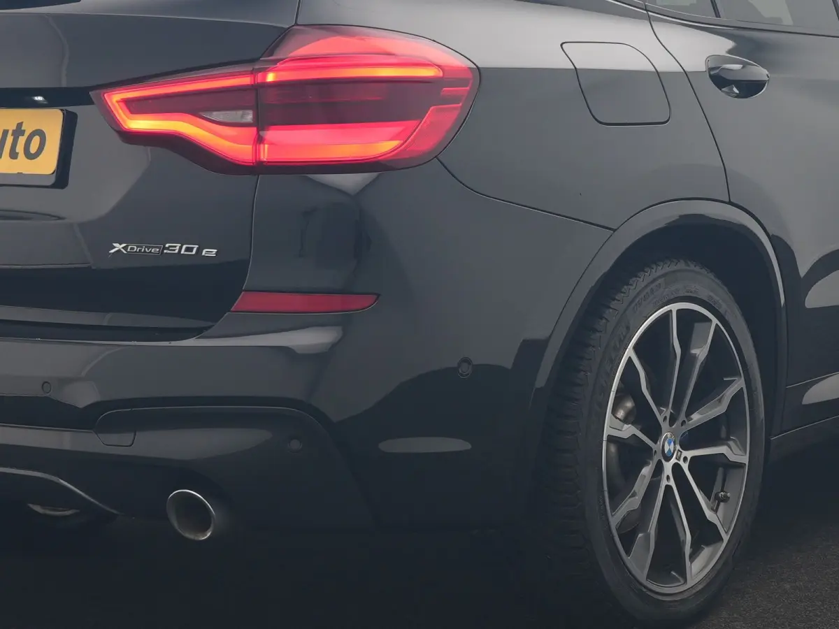 xDrive30e M Sport PHEV 293pk Dealer O.H. | Trekhaak Af Fabriek | Panodak | Adaptive Cruise | 360 Camera | Harman / Kardon | Lederen Sportstoelen Memory & Verwarmd | BLIS | Keyless | Sfeerver