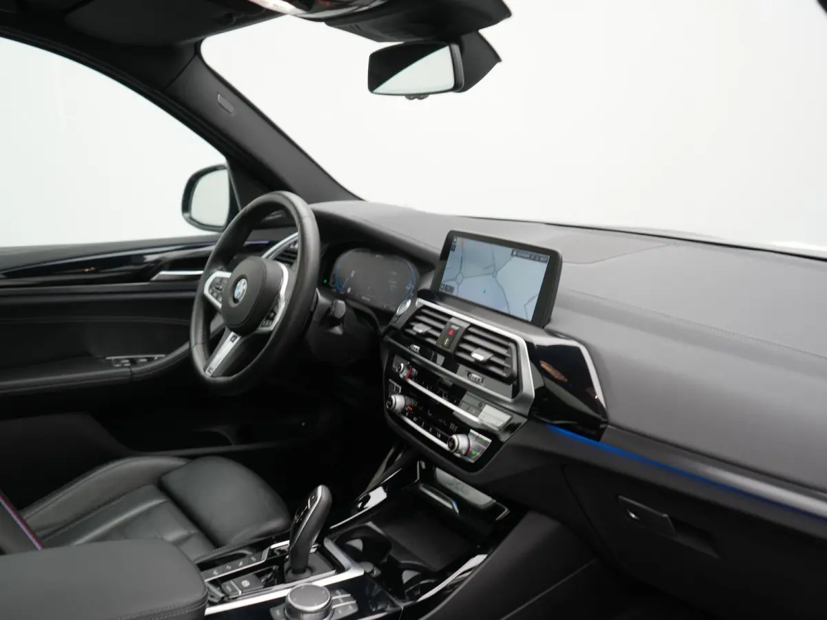 xDrive30e M Sport PHEV 293pk Dealer O.H. | Trekhaak Af Fabriek | Panodak | Adaptive Cruise | 360 Camera | Harman / Kardon | Lederen Sportstoelen Memory & Verwarmd | BLIS | Keyless | Sfeerver