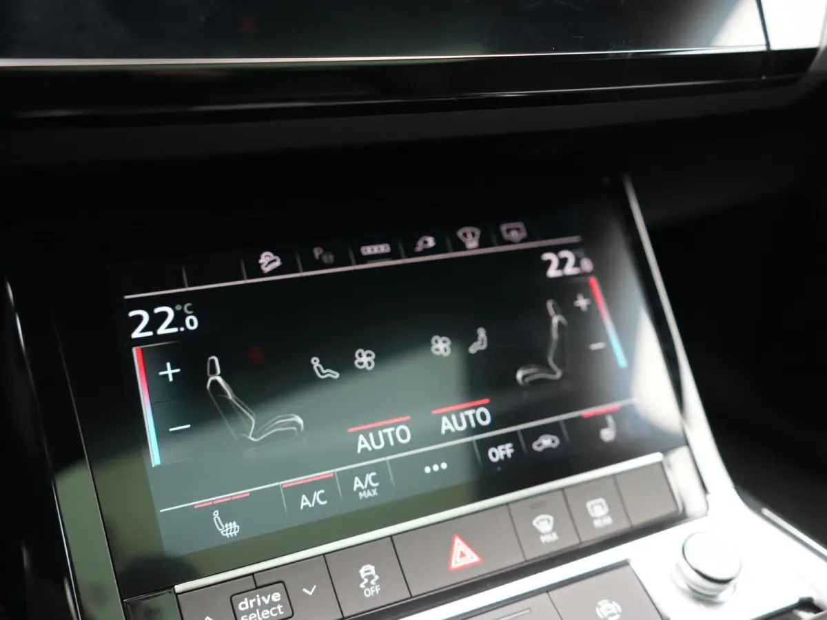 50 quattro S Line 95 kWh 340pk Dealer O.H. | Panodak | Luchtvering | 360 Camera | Matrix LED | Alcantara Sportstoelen Verwarmd | Keyless | Sfeerverlichting | Apple Carplay | Navigatie | DAB 