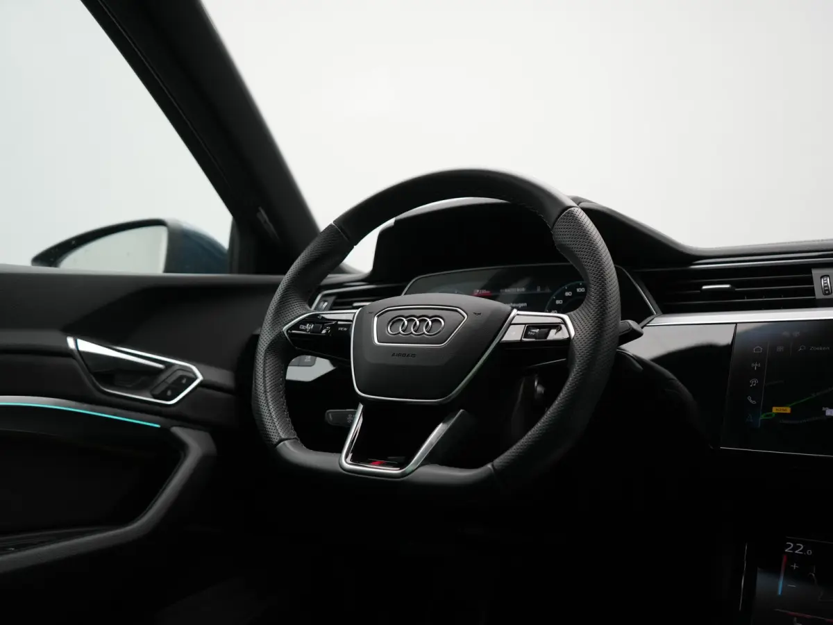 50 quattro S Line 95 kWh 340pk Dealer O.H. | Panodak | Luchtvering | 360 Camera | Matrix LED | Alcantara Sportstoelen Verwarmd | Keyless | Sfeerverlichting | Apple Carplay | Navigatie | DAB 