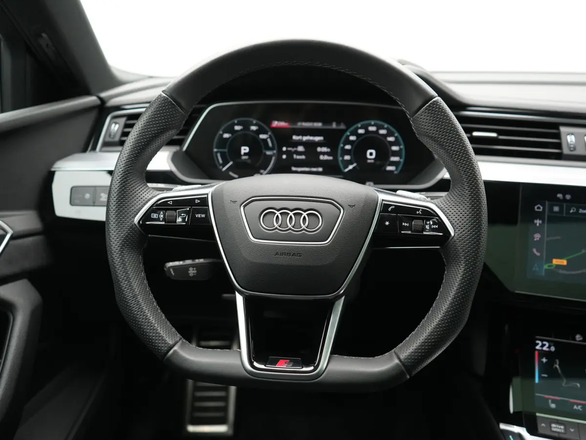 50 quattro S Line 95 kWh 340pk Dealer O.H. | Panodak | Luchtvering | 360 Camera | Matrix LED | Alcantara Sportstoelen Verwarmd | Keyless | Sfeerverlichting | Apple Carplay | Navigatie | DAB 