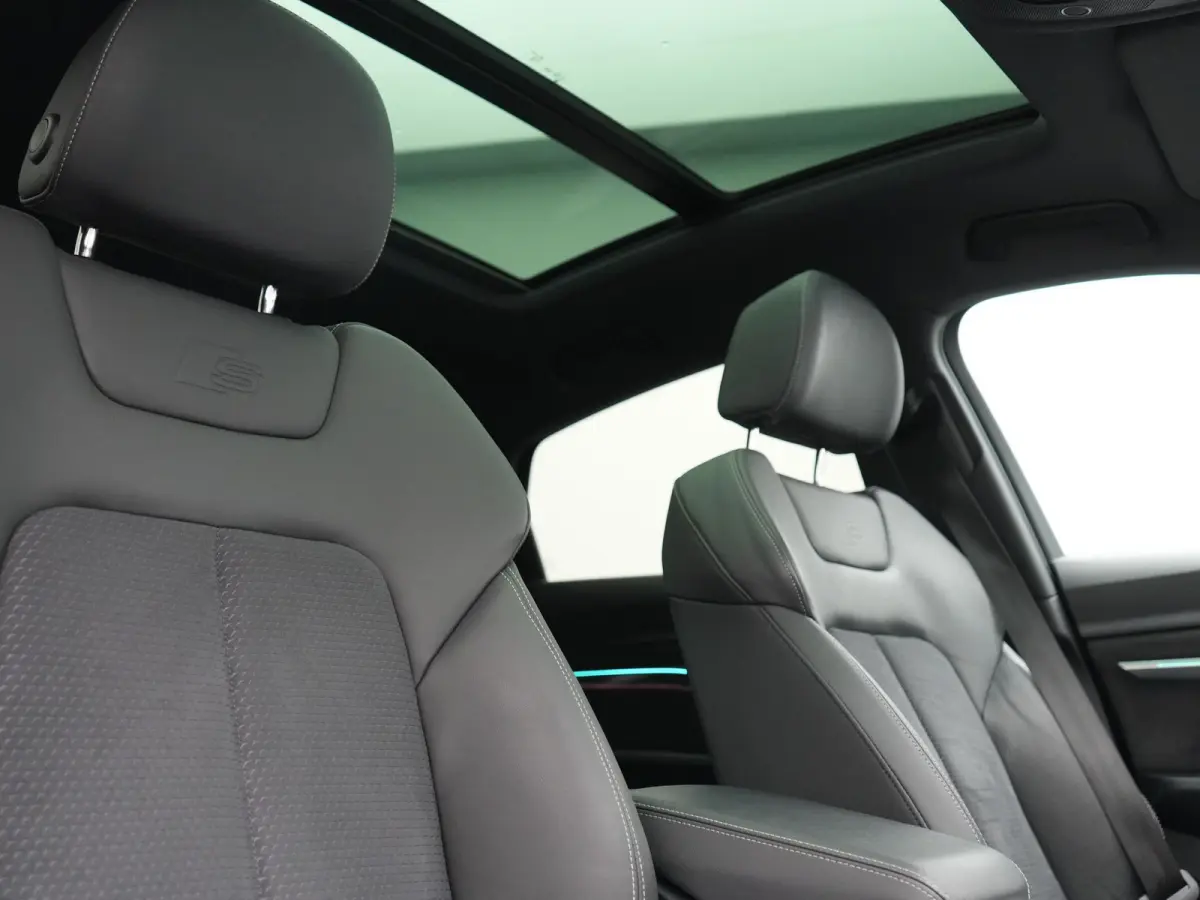 50 quattro S Line 95 kWh 340pk Dealer O.H. | Panodak | Luchtvering | 360 Camera | Matrix LED | Alcantara Sportstoelen Verwarmd | Keyless | Sfeerverlichting | Apple Carplay | Navigatie | DAB 