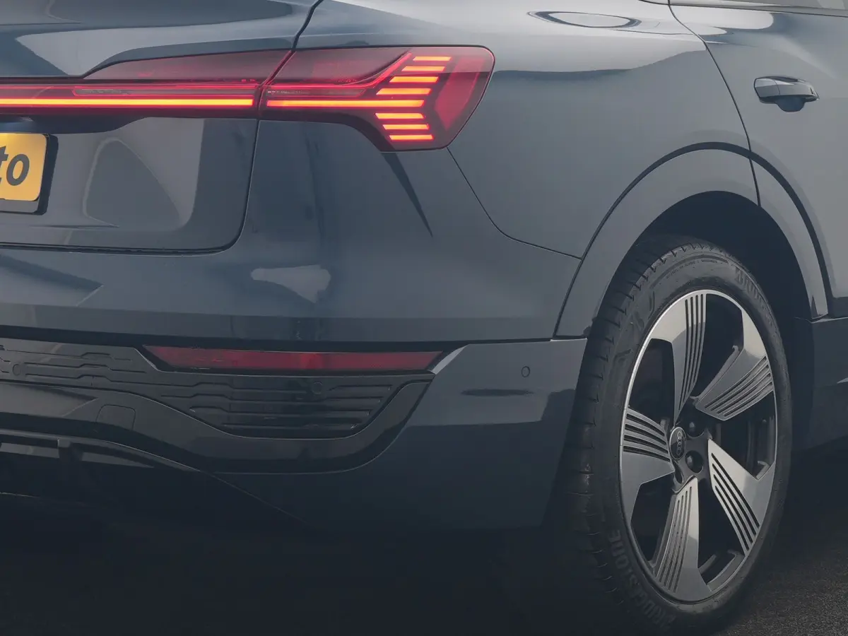 50 quattro S Line 95 kWh 340pk Dealer O.H. | Panodak | Luchtvering | 360 Camera | Matrix LED | Alcantara Sportstoelen Verwarmd | Keyless | Sfeerverlichting | Apple Carplay | Navigatie | DAB 