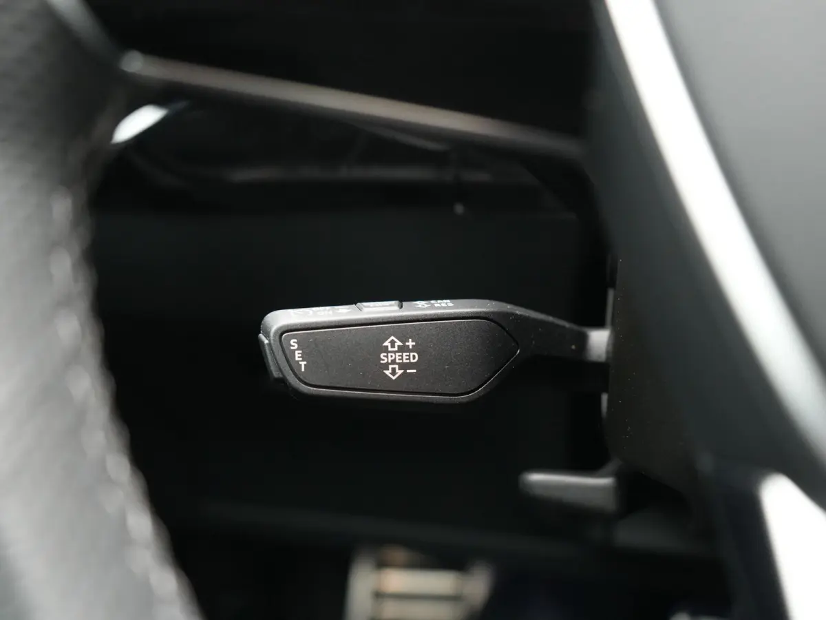 50 quattro S Line 95 kWh 340pk Dealer O.H. | Panodak | Luchtvering | 360 Camera | Matrix LED | Alcantara Sportstoelen Verwarmd | Keyless | Sfeerverlichting | Apple Carplay | Navigatie | DAB 