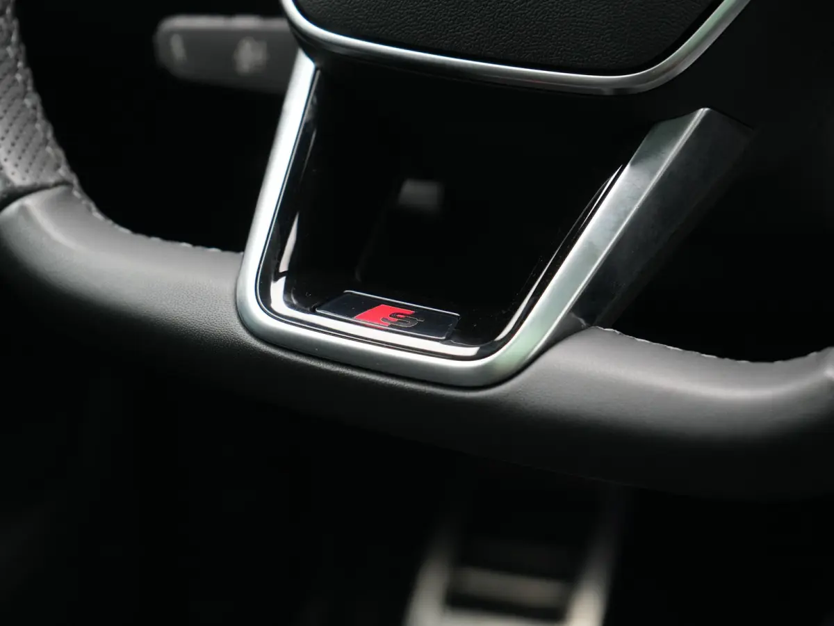 50 quattro S Line 95 kWh 340pk Dealer O.H. | Panodak | Luchtvering | 360 Camera | Matrix LED | Alcantara Sportstoelen Verwarmd | Keyless | Sfeerverlichting | Apple Carplay | Navigatie | DAB 