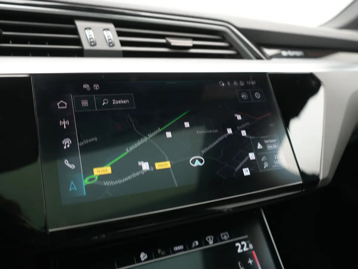 50 quattro S Line 95 kWh 340pk Dealer O.H. | Panodak | Luchtvering | 360 Camera | Matrix LED | Alcantara Sportstoelen Verwarmd | Keyless | Sfeerverlichting | Apple Carplay | Navigatie | DAB 