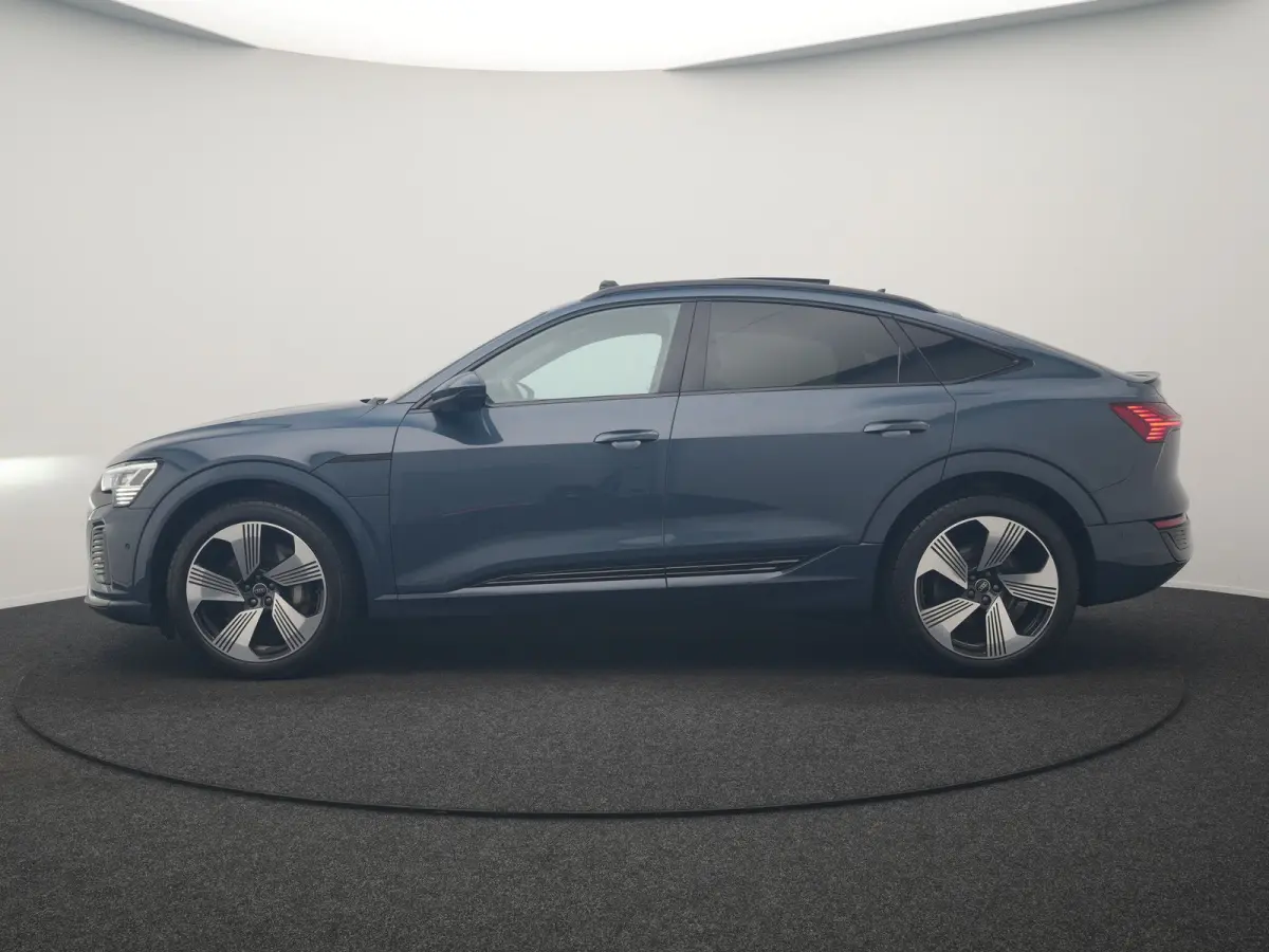50 quattro S Line 95 kWh 340pk Dealer O.H. | Panodak | Luchtvering | 360 Camera | Matrix LED | Alcantara Sportstoelen Verwarmd | Keyless | Sfeerverlichting | Apple Carplay | Navigatie | DAB 
