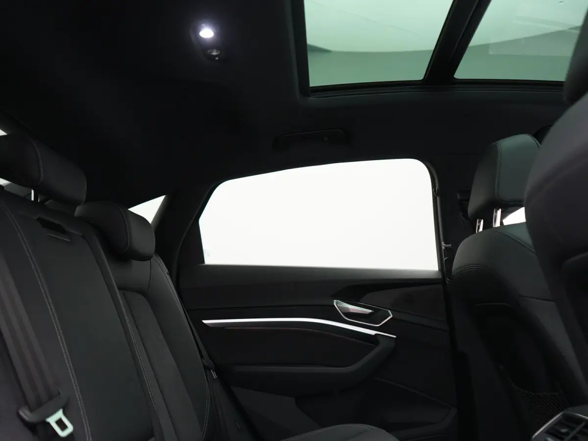 50 quattro S Line 95 kWh 340pk Dealer O.H. | Panodak | Luchtvering | 360 Camera | Matrix LED | Alcantara Sportstoelen Verwarmd | Keyless | Sfeerverlichting | Apple Carplay | Navigatie | DAB 