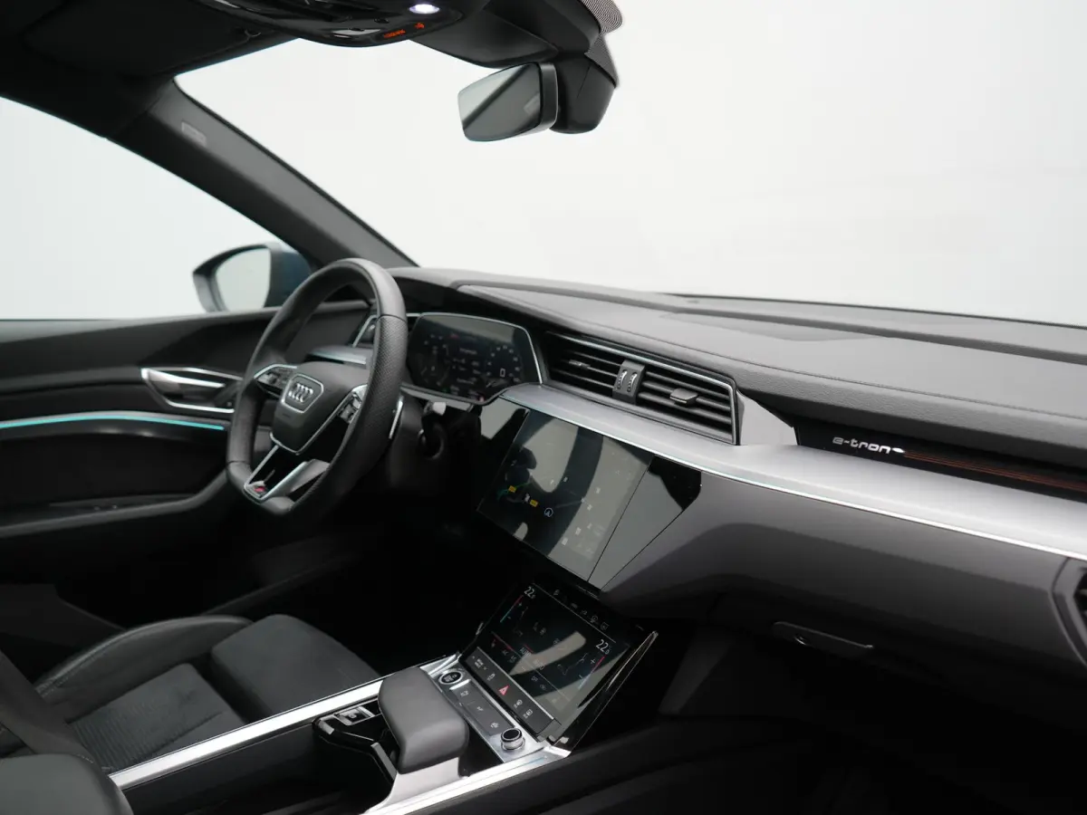 50 quattro S Line 95 kWh 340pk Dealer O.H. | Panodak | Luchtvering | 360 Camera | Matrix LED | Alcantara Sportstoelen Verwarmd | Keyless | Sfeerverlichting | Apple Carplay | Navigatie | DAB 