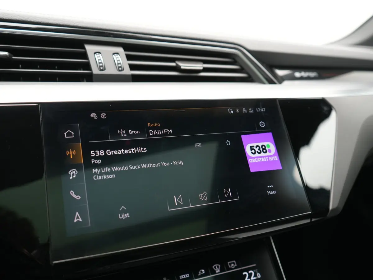 50 quattro S Line 95 kWh 340pk Dealer O.H. | Panodak | Luchtvering | 360 Camera | Matrix LED | Alcantara Sportstoelen Verwarmd | Keyless | Sfeerverlichting | Apple Carplay | Navigatie | DAB 