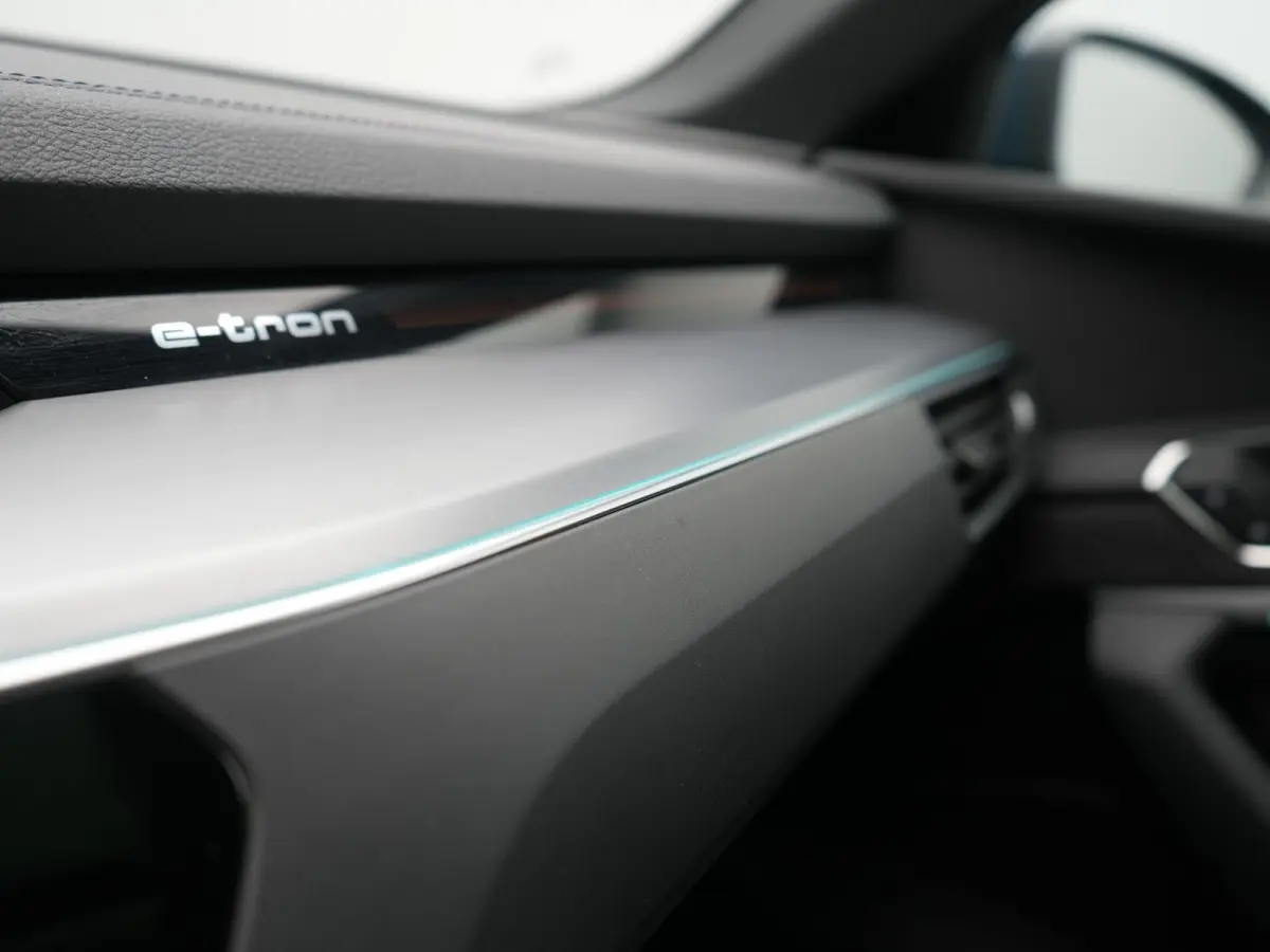 50 quattro S Line 95 kWh 340pk Dealer O.H. | Panodak | Luchtvering | 360 Camera | Matrix LED | Alcantara Sportstoelen Verwarmd | Keyless | Sfeerverlichting | Apple Carplay | Navigatie | DAB 
