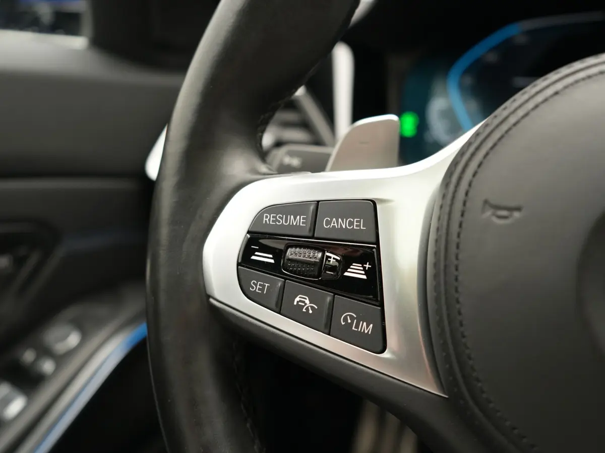 330e M Sport PHEV 293pk Dealer O.H. | SOH 89,2% | Panodak | Head Up | Adaptive Cruise | 360 Camera | Adaptief Onderstel | Laser LED | Alcantara Sportstoelen Memory & Verwarmd | Sfeerverlicht