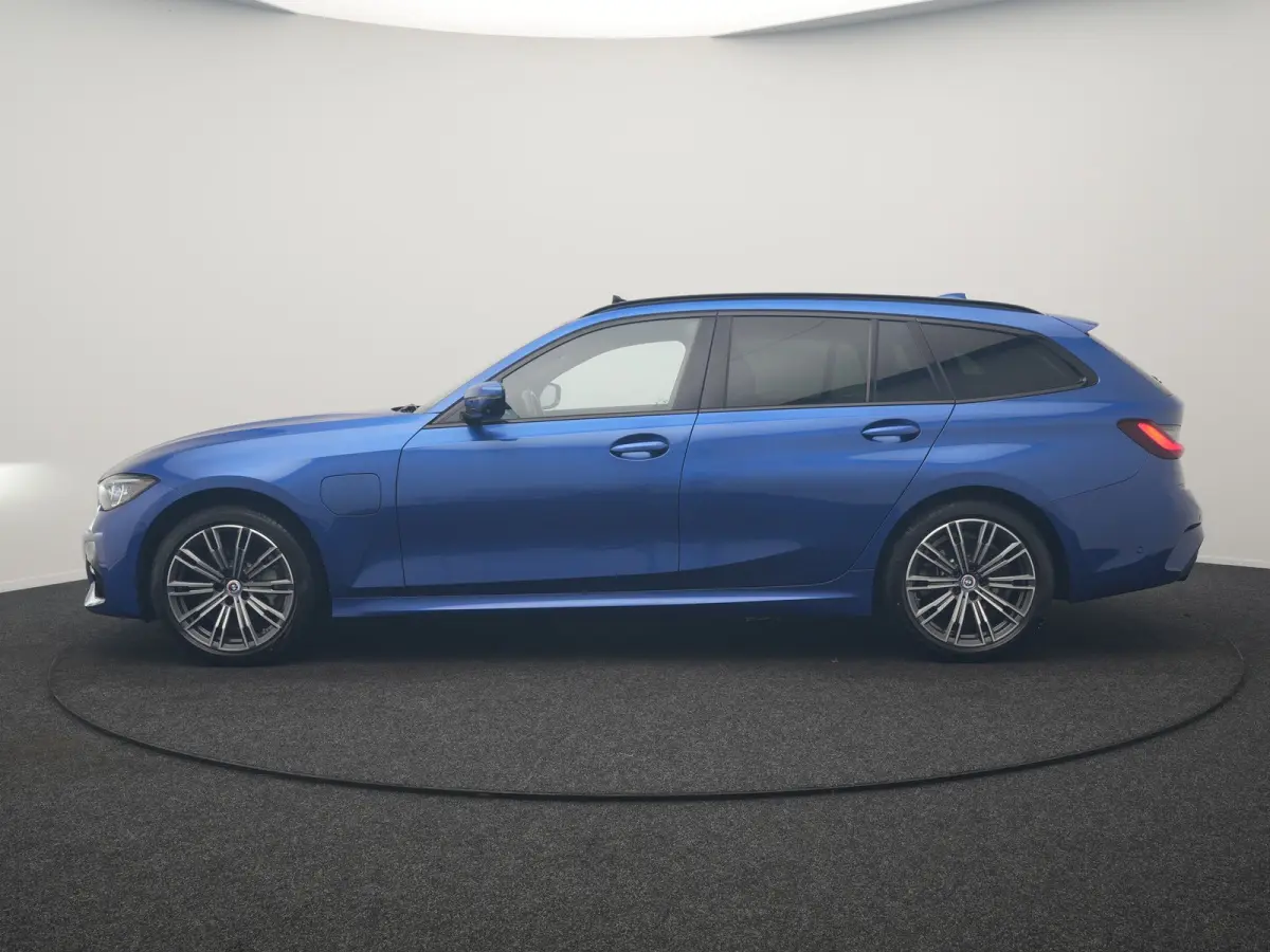 330e M Sport PHEV 293pk Dealer O.H. | SOH 89,2% | Panodak | Head Up | Adaptive Cruise | 360 Camera | Adaptief Onderstel | Laser LED | Alcantara Sportstoelen Memory & Verwarmd | Sfeerverlicht