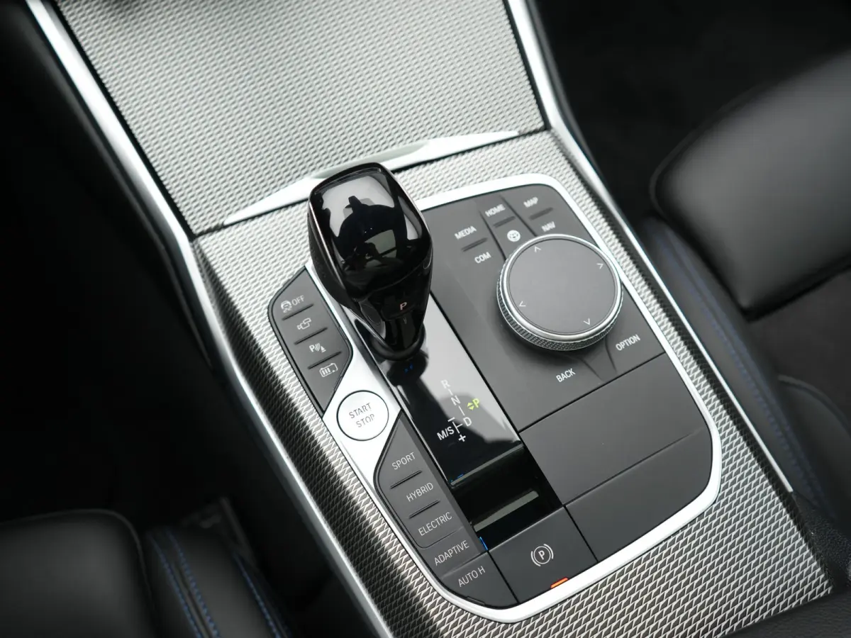 330e M Sport PHEV 293pk Dealer O.H. | SOH 89,2% | Panodak | Head Up | Adaptive Cruise | 360 Camera | Adaptief Onderstel | Laser LED | Alcantara Sportstoelen Memory & Verwarmd | Sfeerverlicht