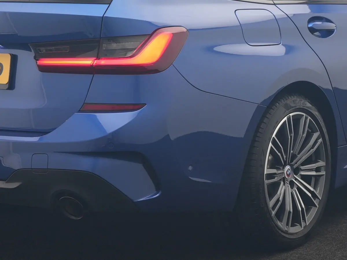 330e M Sport PHEV 293pk Dealer O.H. | SOH 89,2% | Panodak | Head Up | Adaptive Cruise | 360 Camera | Adaptief Onderstel | Laser LED | Alcantara Sportstoelen Memory & Verwarmd | Sfeerverlicht