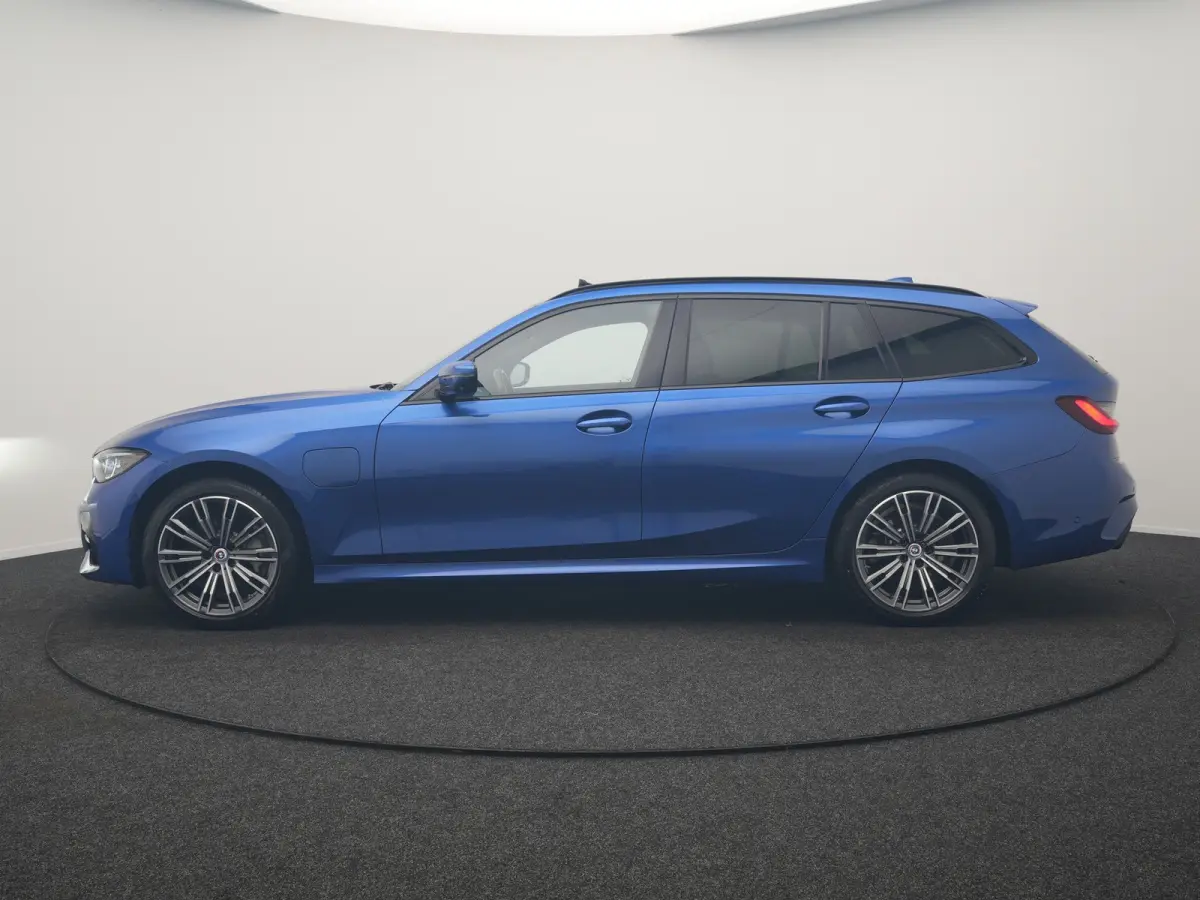 330e M Sport PHEV 293pk Dealer O.H. | SOH 89,2% | Panodak | Head Up | Adaptive Cruise | 360 Camera | Adaptief Onderstel | Laser LED | Alcantara Sportstoelen Memory & Verwarmd | Sfeerverlicht