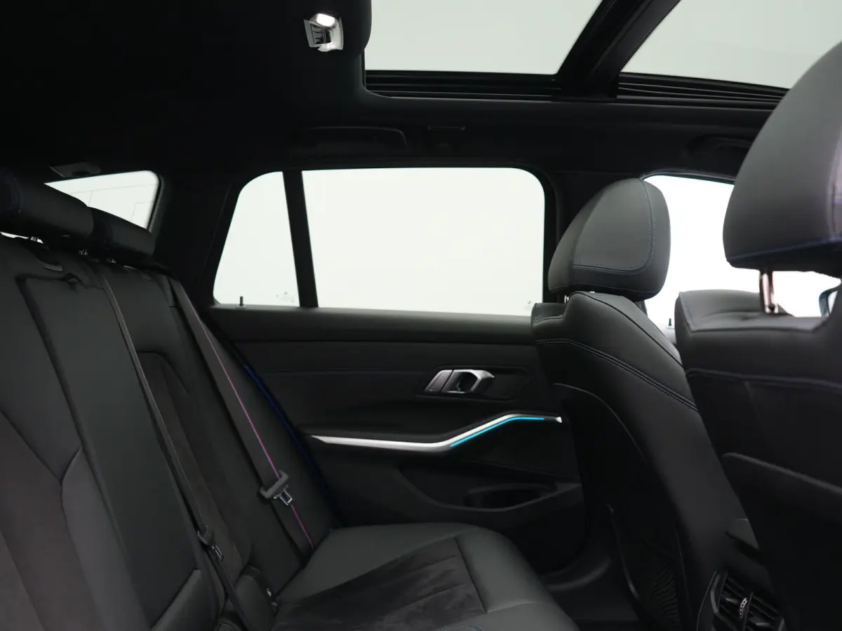 330e M Sport PHEV 293pk Dealer O.H. | SOH 89,2% | Panodak | Head Up | Adaptive Cruise | 360 Camera | Adaptief Onderstel | Laser LED | Alcantara Sportstoelen Memory & Verwarmd | Sfeerverlicht