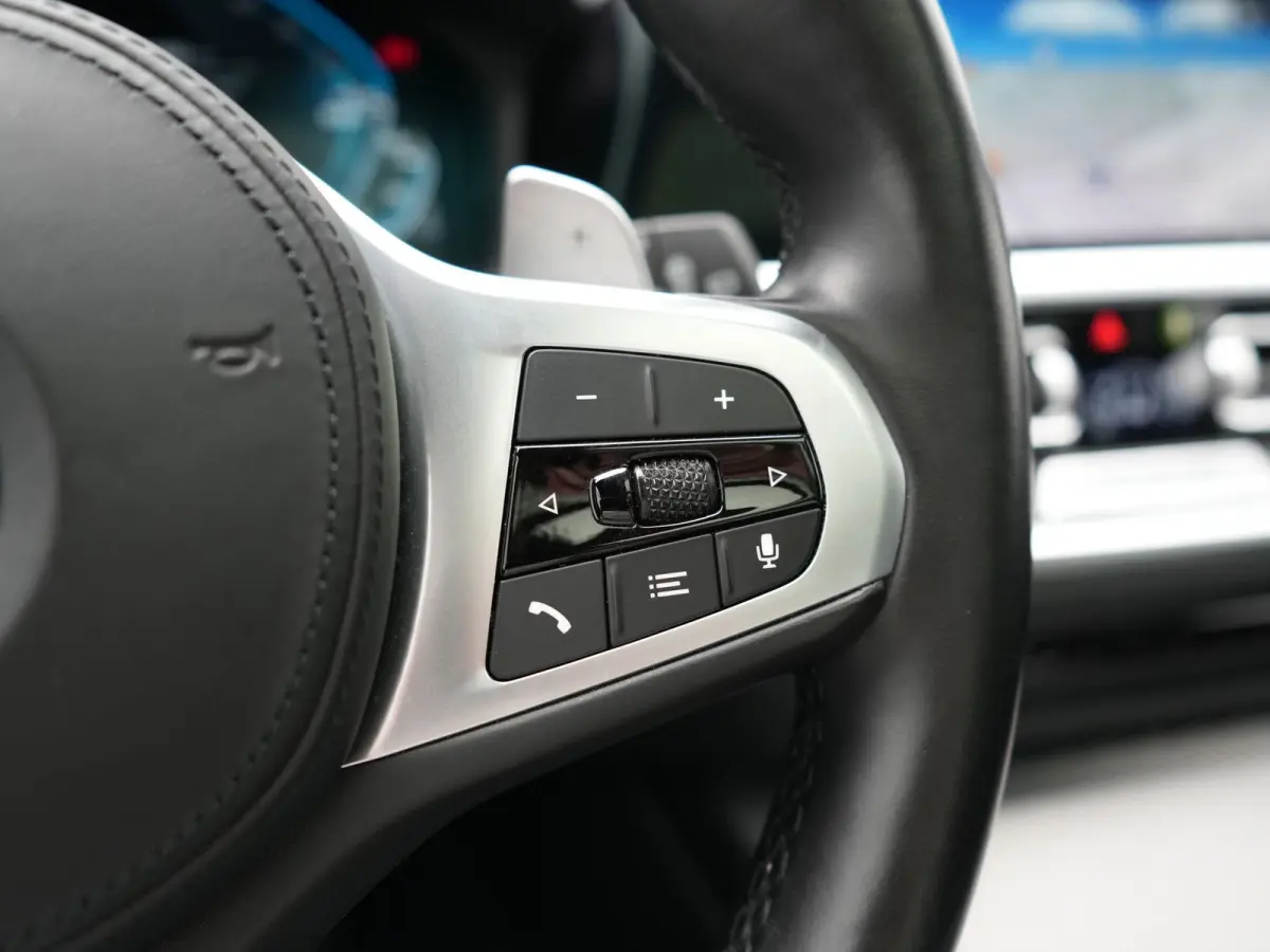 330e M Sport PHEV 293pk Dealer O.H. | SOH 89,2% | Panodak | Head Up | Adaptive Cruise | 360 Camera | Adaptief Onderstel | Laser LED | Alcantara Sportstoelen Memory & Verwarmd | Sfeerverlicht