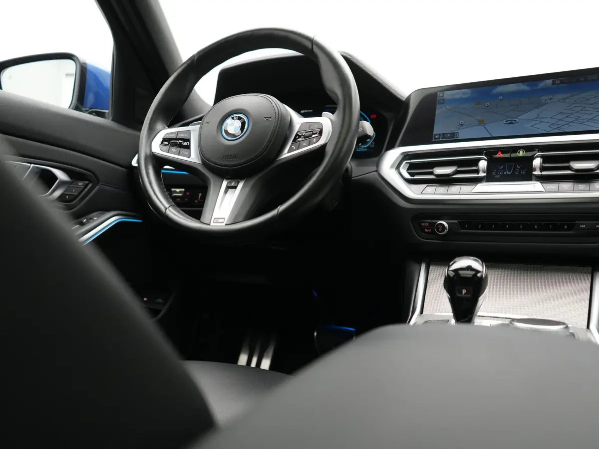 330e M Sport PHEV 293pk Dealer O.H. | SOH 89,2% | Panodak | Head Up | Adaptive Cruise | 360 Camera | Adaptief Onderstel | Laser LED | Alcantara Sportstoelen Memory & Verwarmd | Sfeerverlicht