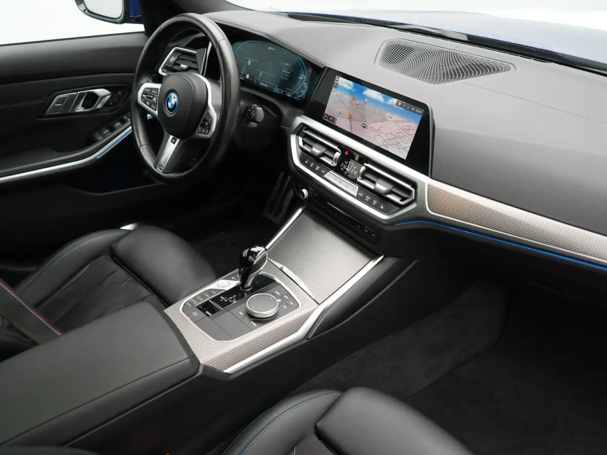 330e M Sport PHEV 293pk Dealer O.H. | SOH 89,2% | Panodak | Head Up | Adaptive Cruise | 360 Camera | Adaptief Onderstel | Laser LED | Alcantara Sportstoelen Memory & Verwarmd | Sfeerverlicht
