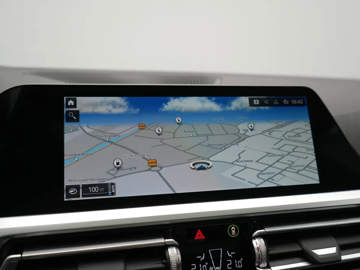330e M Sport PHEV 293pk Dealer O.H. | SOH 89,2% | Panodak | Head Up | Adaptive Cruise | 360 Camera | Adaptief Onderstel | Laser LED | Alcantara Sportstoelen Memory & Verwarmd | Sfeerverlicht