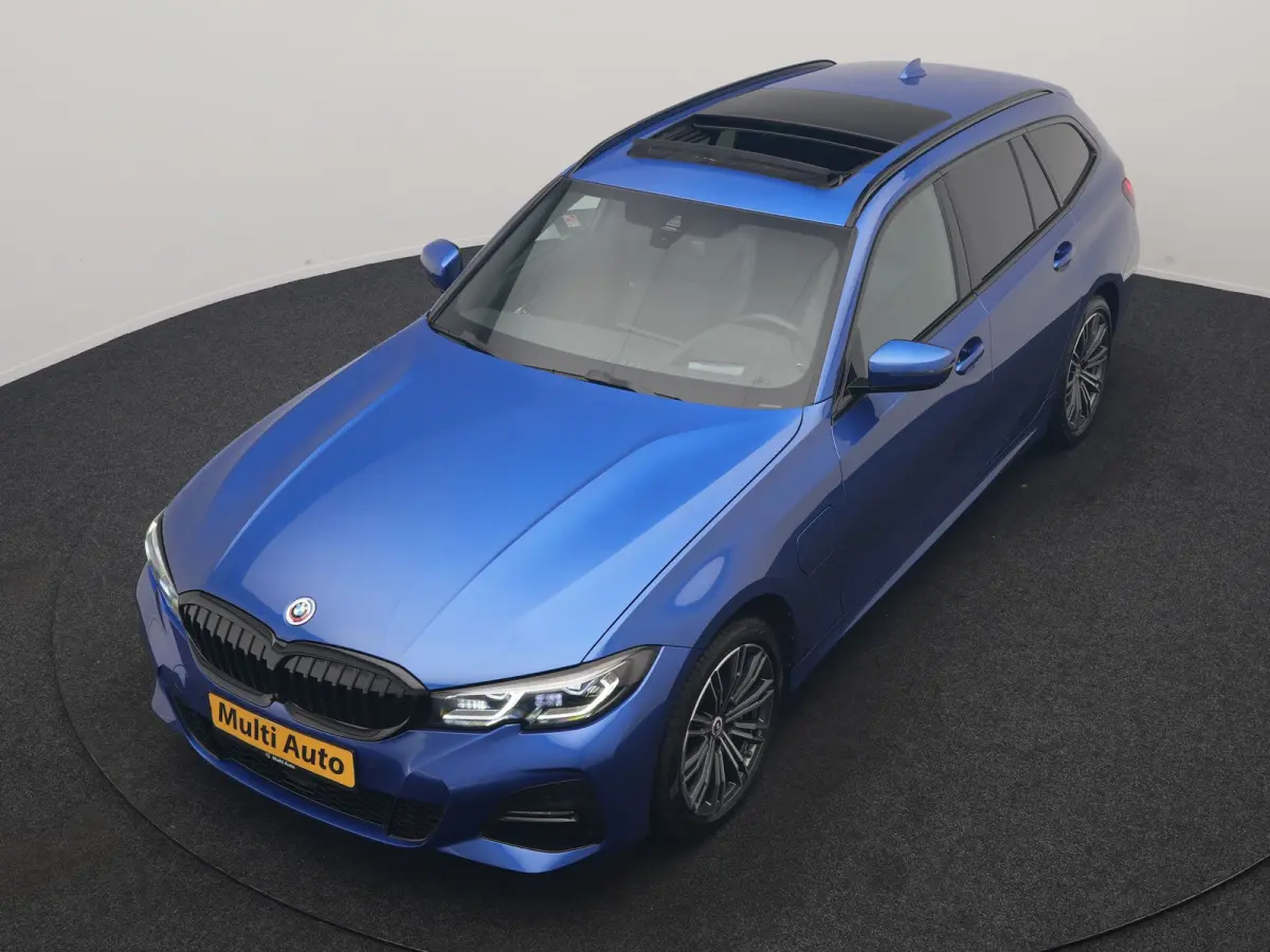 330e M Sport PHEV 293pk Dealer O.H. | SOH 89,2% | Panodak | Head Up | Adaptive Cruise | 360 Camera | Adaptief Onderstel | Laser LED | Alcantara Sportstoelen Memory & Verwarmd | Sfeerverlicht
